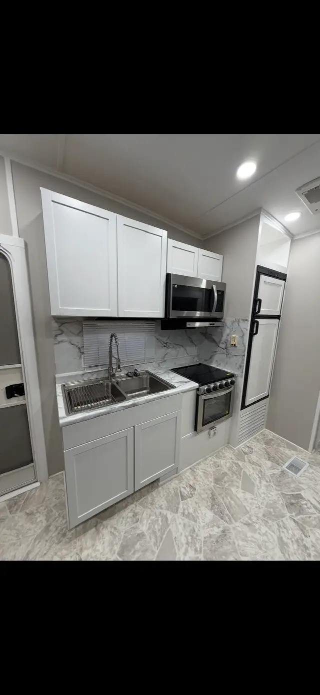 2009 FULLY RENOVATED KEYSTONE MONTANA 2 BEDROOM FULL EXTERIOR BODY PAINT  photo 5